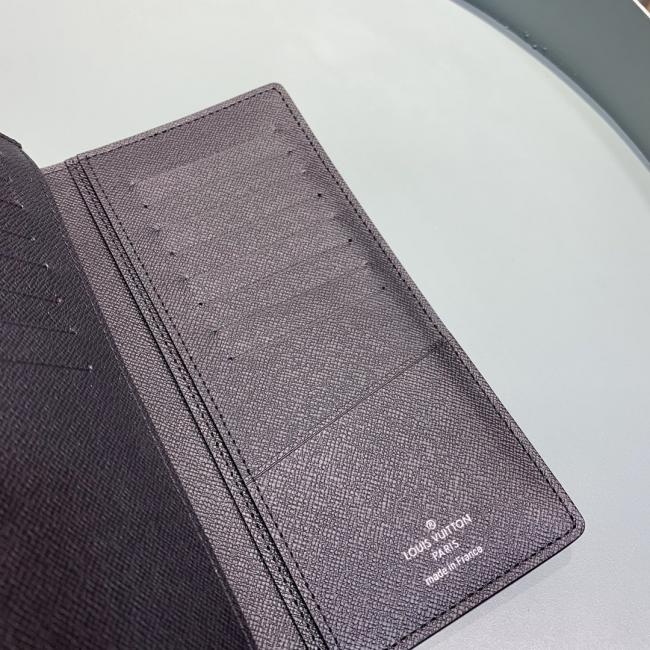 lv M32572 黑色 十字纹长夹！Brazza 钱夹含有多个信用卡槽和纸币个隔层 非常实用 优雅柔软的Epi皮革材质 。size:10X19CM。