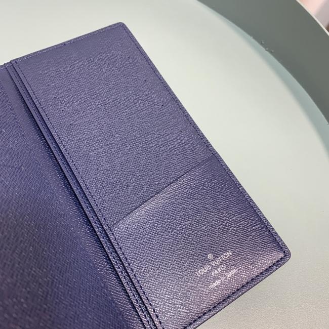 lv M32654 蓝色 十字纹长夹！Brazza 钱夹含有多个信用卡槽和纸币个隔层 非常实用 优雅柔软的Epi皮革材质 。size:10X19CM。