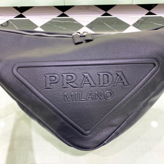 Prada 2VY007 Triangle新款三角形全皮斜挎包，时尚潮男必备