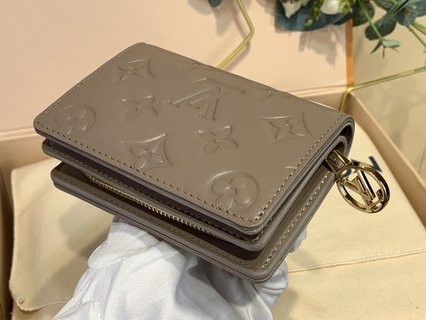 LV M81673 Portfolio Lou羊毛皮革钱包，正方形设计，6卡槽，硬币口袋