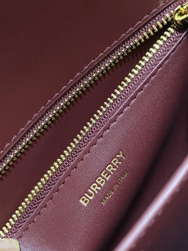 Burberry TB 专属标识锁扣包，意大利鞣制皮革打造，时尚包款
