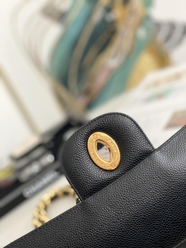 CHANEL Classic Flap Bag 贝嫂同款大金扣包，现货可单肩斜挎手提，尺寸30.21.8cm