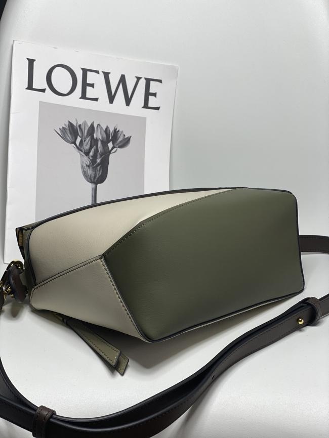 Loewe西班牙小牛皮3001A手提斜背包，轻奢系列款式