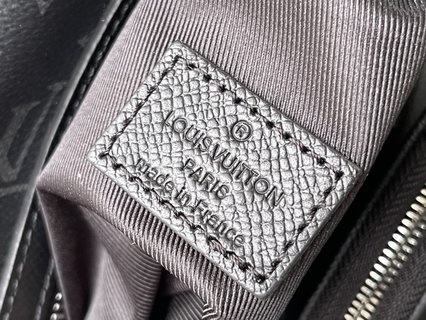 LV M30936 黑花Duo 单肩包，Monogram帆布和Taïga皮革，悠闲时尚款式