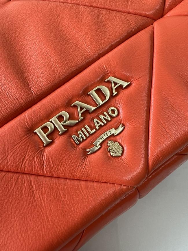 Prada新款1BD328 System软羊革单肩包，经华美缝线设计，多功能款式