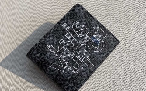 lvN60302灰色  MULTIPLE 钱夹！本季推出的 Damier Graphite 帆布印有男装艺术总监 Virgil Abloh 设计的新款
